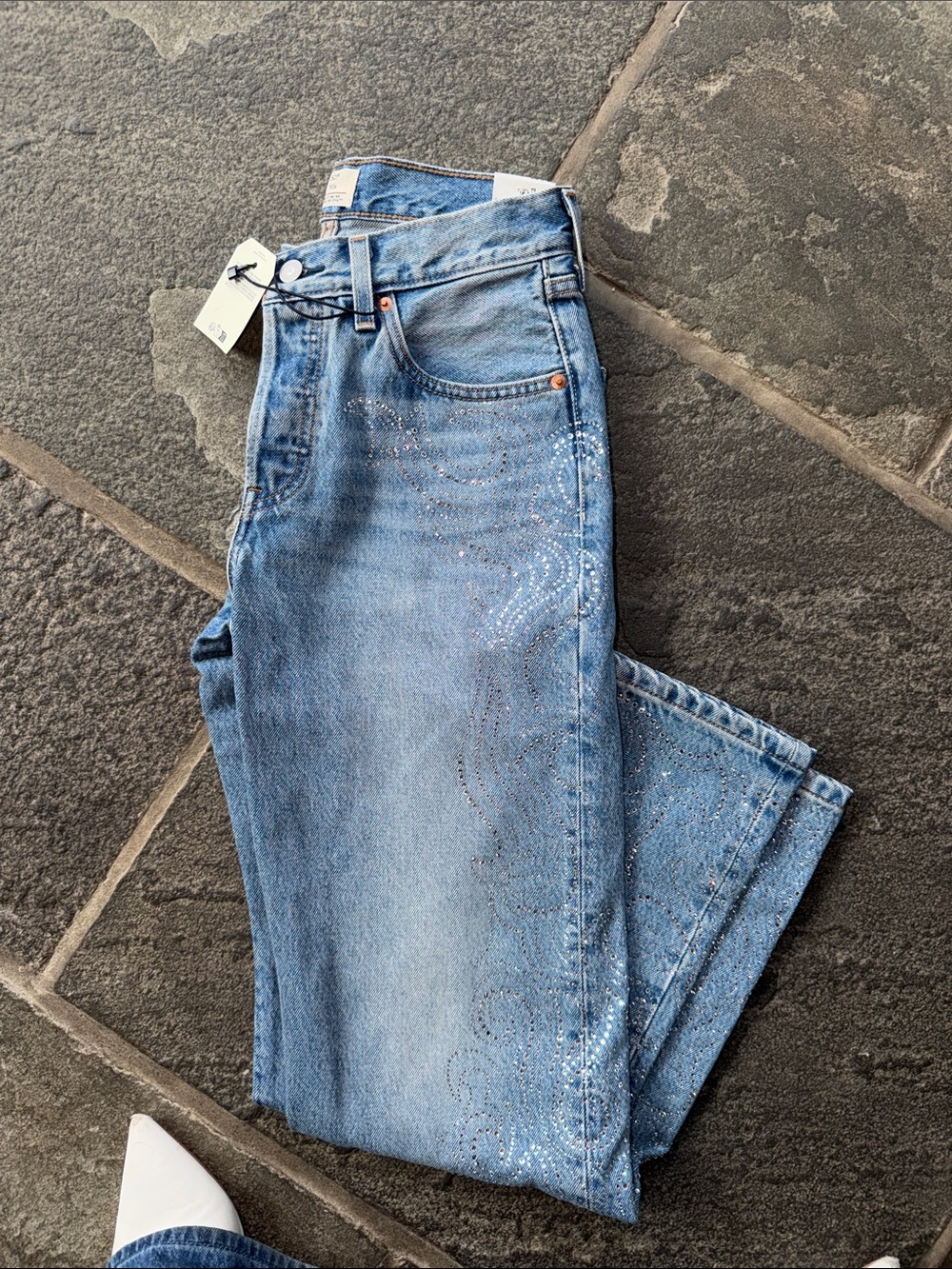 Levi’s xBEYONCE COLLAB: Medium Blue Wash, Embellished Women’s Jeans size:24x32 - Picture 3 of 9
